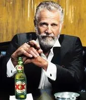 Hombre bien vestido con una botella de cerveza Dos Equis en primer plano